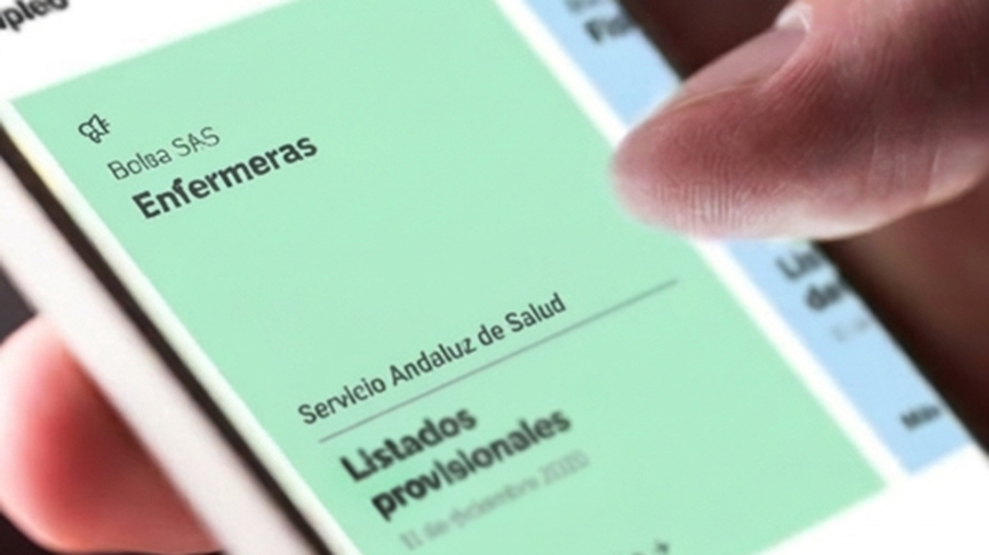 Enfermera consulta la APP de SATSE